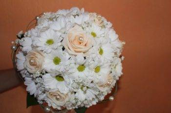 Букет невесты из хризантем и роз