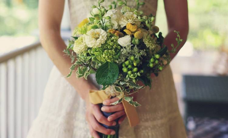 Красивый свадебный букет с хризантемами