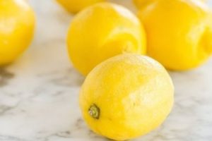 Несколько целых лимонов