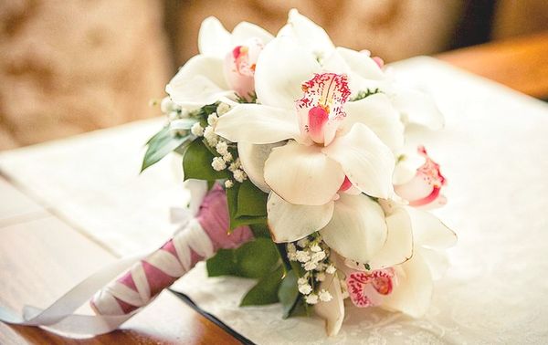 Свадебный букет из белых орхидей